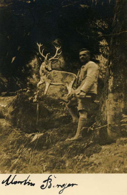 Martin Berger vor dem Hirschrelief