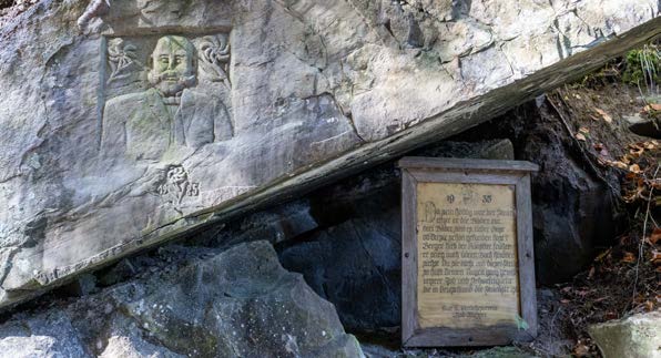 Hinweistafel im Zeiselbachtal unter der Felswand mit dem Relief von Paul von Hindenburg