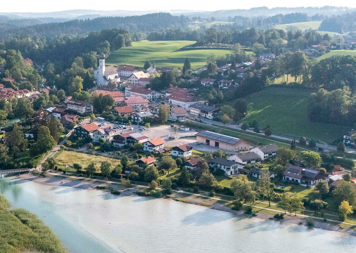 Luftaufnahme von Gmund mit Tegernsee und Kirche