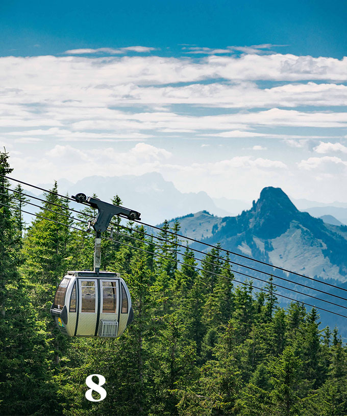 Eine Gondel der Wallbergbahn mit dem Leonhardstein im Hintergrund
