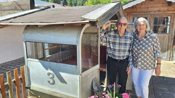 Sepp und Marianne Reischel neben ihrer historischen Gondel der Wallbergbahn